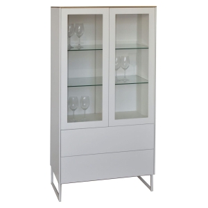 Suvi vitriini laatikoilla